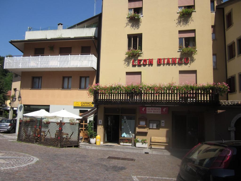 Albergo Leon Bianco Moggio Udinese Экстерьер фото